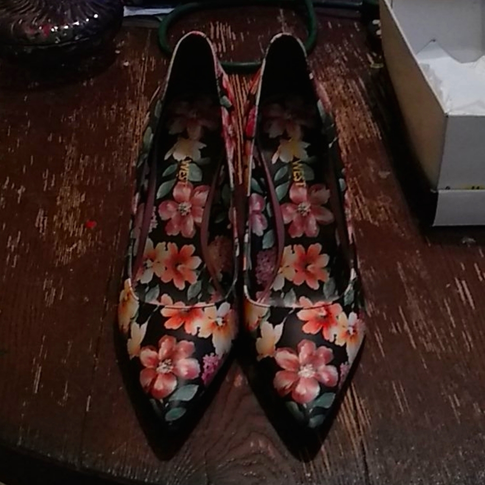 Nine West black and floral pumps